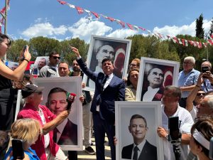 Kızıl ve yönetimi CHP il binasını boşaltarak 'Özgür Özel İletişim Ofisi'ne geçti Kızıl ve yönetimi CHP il binasını boşaltarak 'Özgür Özel İletişim Ofisi'ne geçti