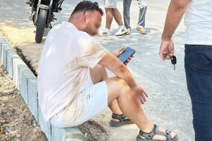 Motosiklet vincin altında kaldı, sürücü son anda kurtuldu Motosiklet vincin altında kaldı, sürücü son anda kurtuldu