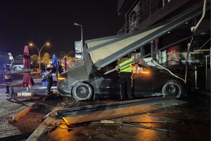 Otomobil börekçiye girdi: 2 yaralı Otomobil börekçiye girdi: 2 yaralı