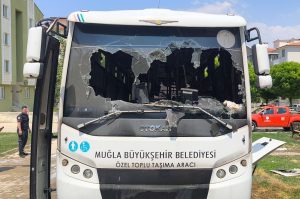 Muğla'da park halindeki minibüste yangın çıktı Muğla'da park halindeki minibüste yangın çıktı