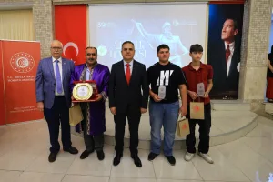 12 yaşından beri marangozluk yapan Ferhat Kara “İlin Ahisi” oldu 12 yaşından beri marangozluk yapan Ferhat Kara “İlin Ahisi” oldu