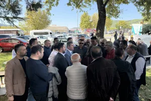 CHP’liler Fevzi Topuz’a destek için adliye önünde bekliyor