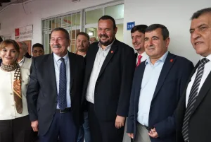Berkay Topuz CHP’ye geri döndü: Rozetini babası Fevzi Topuz taktı