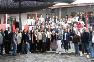 Berkay Topuz CHP’ye geri döndü: Rozetini babası Fevzi Topuz taktı